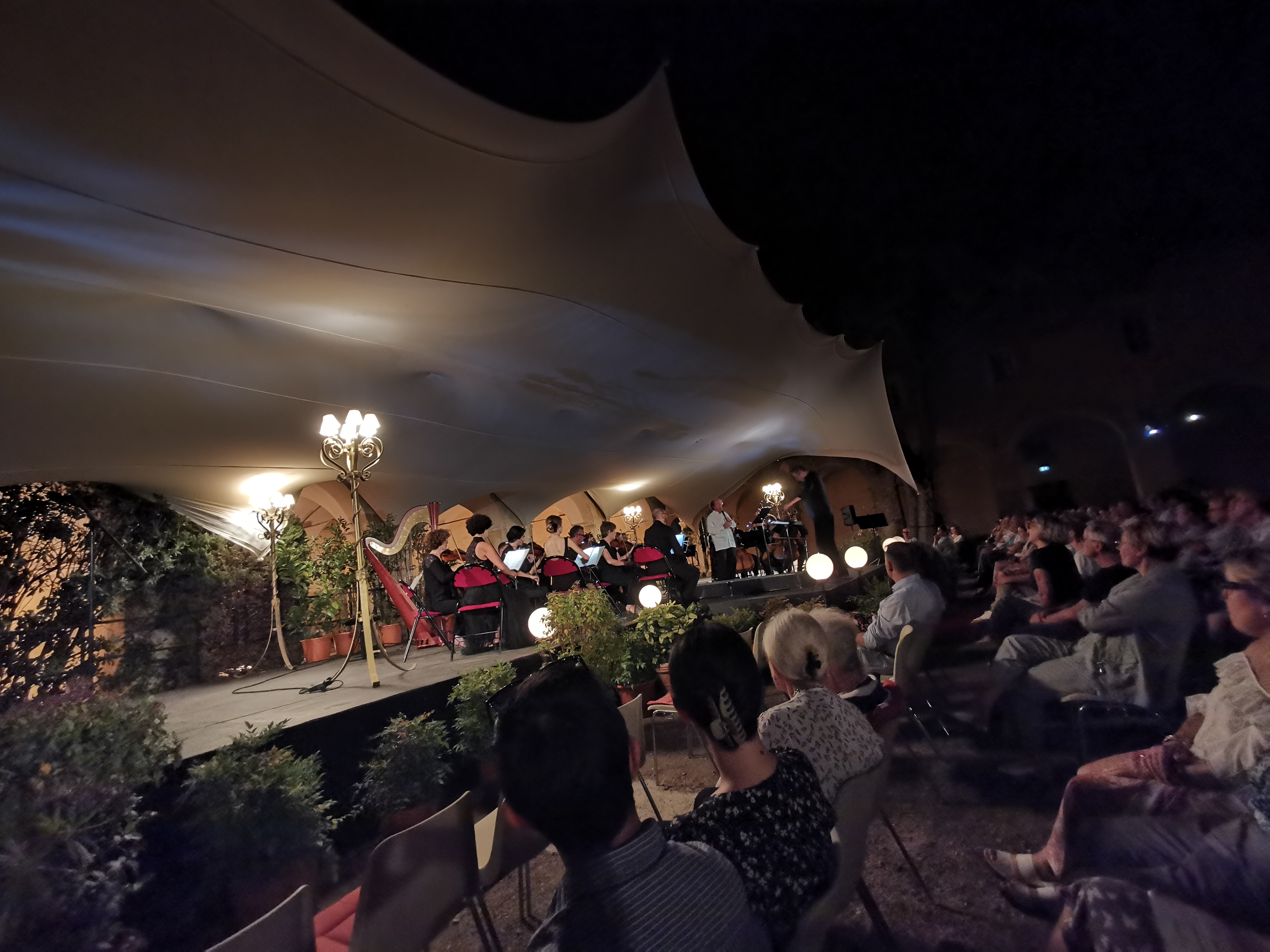 SCENE CLOITRE ORCHESTRE IMG_20240724_220421.jpg
